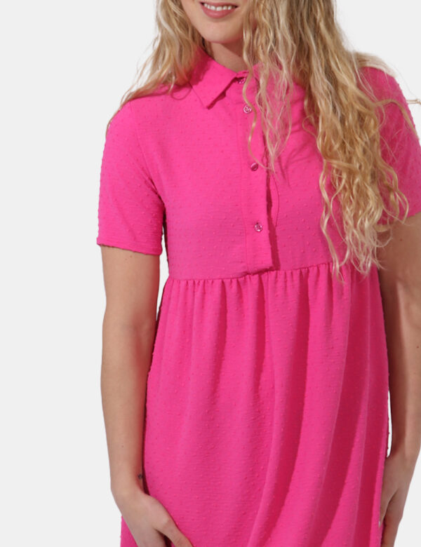 Abito Caractere Fucsia - Vestito a maniche corte in total fucsia con trama lavorata. La vestibilità è morbida e pratica graz