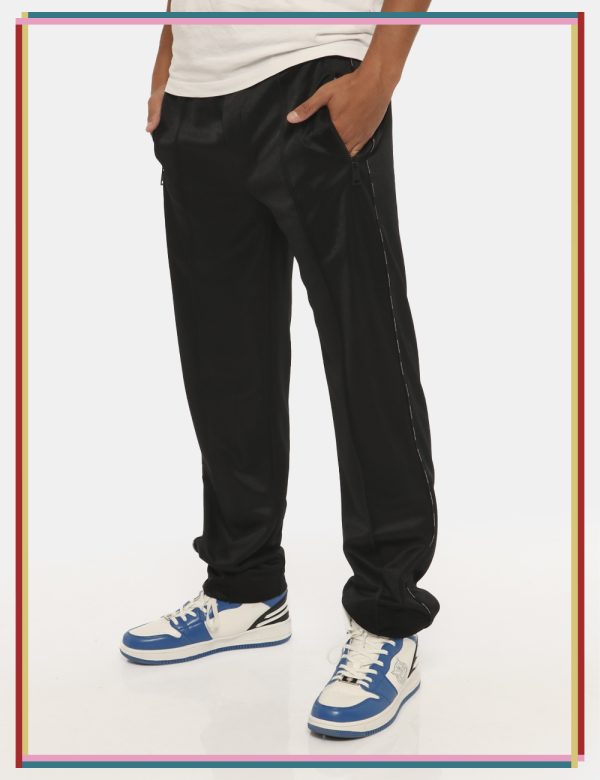 Pantalone Versace Jeans Couture nero - COMPOSIZIONE E VESTIBILITÀ:100% poliestereIl modello è alto 178 cm e indossa la tagli