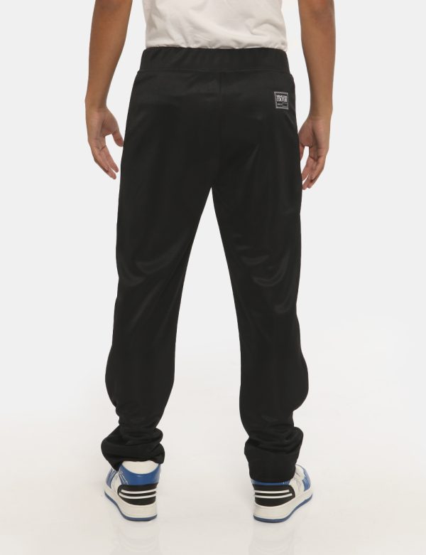 Pantalone Versace Jeans Couture nero - COMPOSIZIONE E VESTIBILITÀ:100% poliestereIl modello è alto 178 cm e indossa la tagli