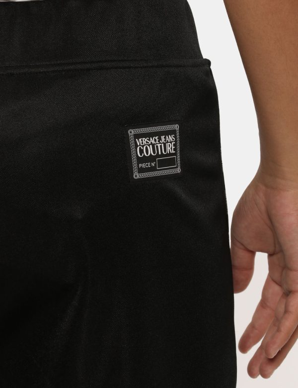 Pantalone Versace Jeans Couture nero - COMPOSIZIONE E VESTIBILITÀ:100% poliestereIl modello è alto 178 cm e indossa la tagli