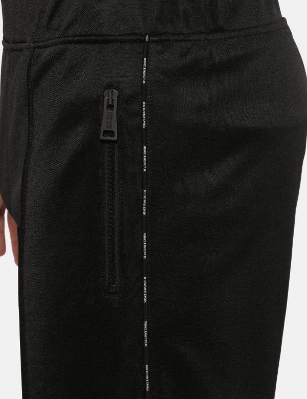 Pantalone Versace Jeans Couture nero - COMPOSIZIONE E VESTIBILITÀ:100% poliestereIl modello è alto 178 cm e indossa la tagli