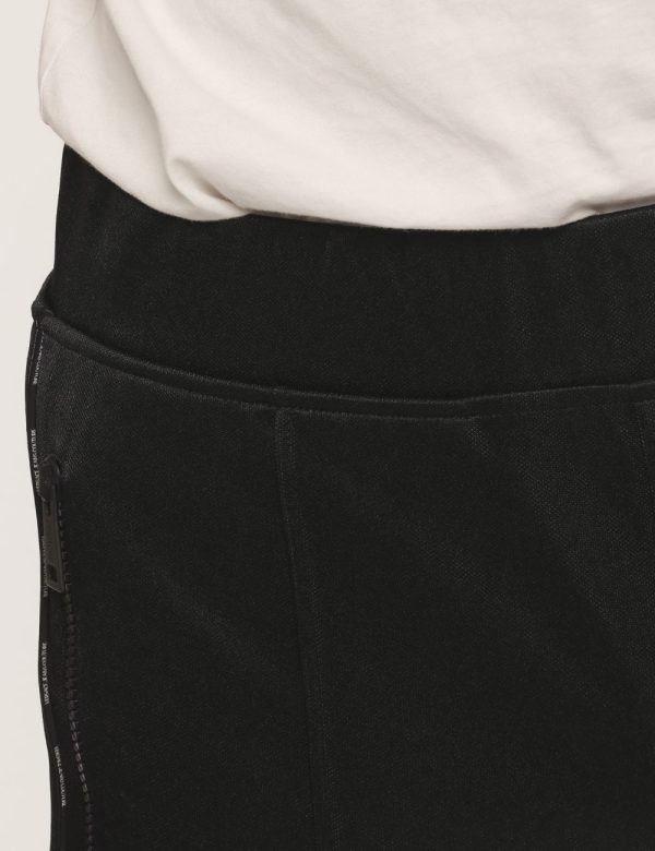 Pantalone Versace Jeans Couture nero - COMPOSIZIONE E VESTIBILITÀ:100% poliestereIl modello è alto 178 cm e indossa la tagli