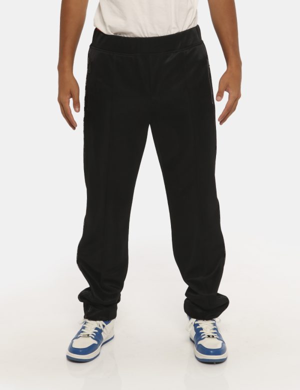 Pantalone Versace Jeans Couture nero - COMPOSIZIONE E VESTIBILITÀ:100% poliestereIl modello è alto 178 cm e indossa la tagli