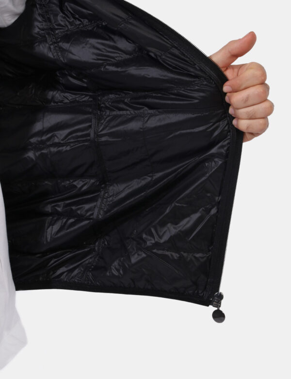 Piumino leggero Ea7 Nero - Piumino leggero con cappuccio in total nero. Presente logo brand ad altezza cuore più tasche a ta
