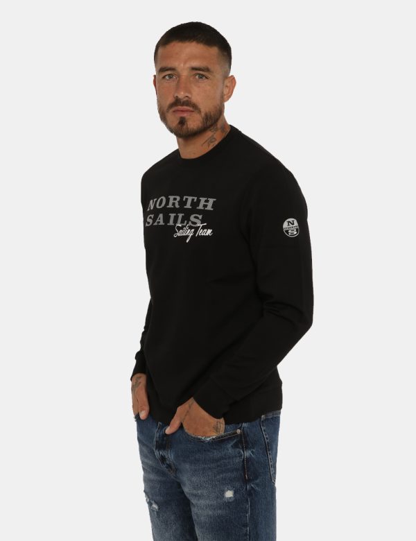 Felpa North Sails nero - COMPOSIZIONE E VESTIBILITÀ:60% viscosa 35% nylon 5% elastanIl modello è alto 178 cm e indossa la ta