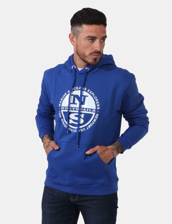 Felpa North Sails Blu - Felpa con cappuccio e polsini su base blu elettrico con stampa logo brand bianco. Presente tascone a