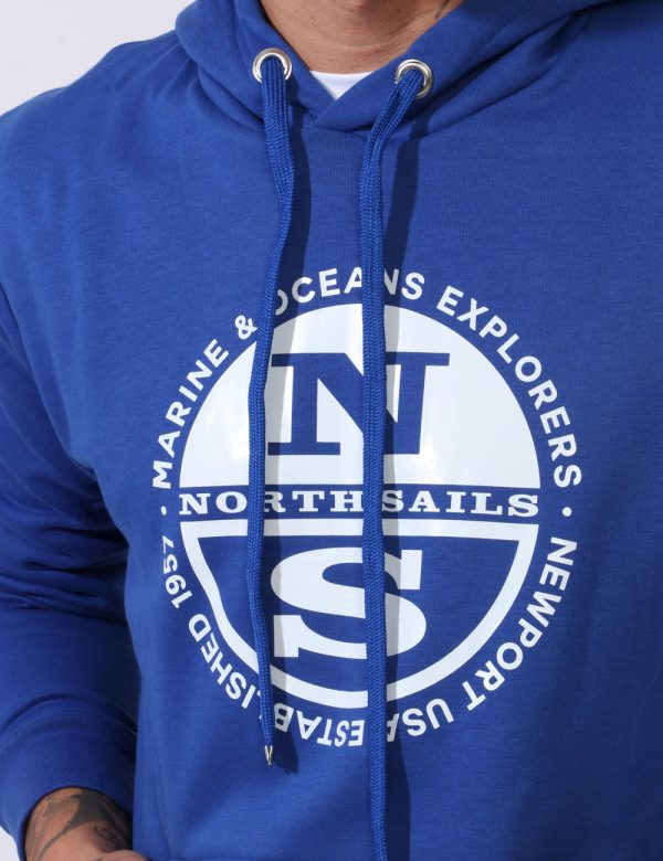 Felpa North Sails Blu - Felpa con cappuccio e polsini su base blu elettrico con stampa logo brand bianco. Presente tascone a