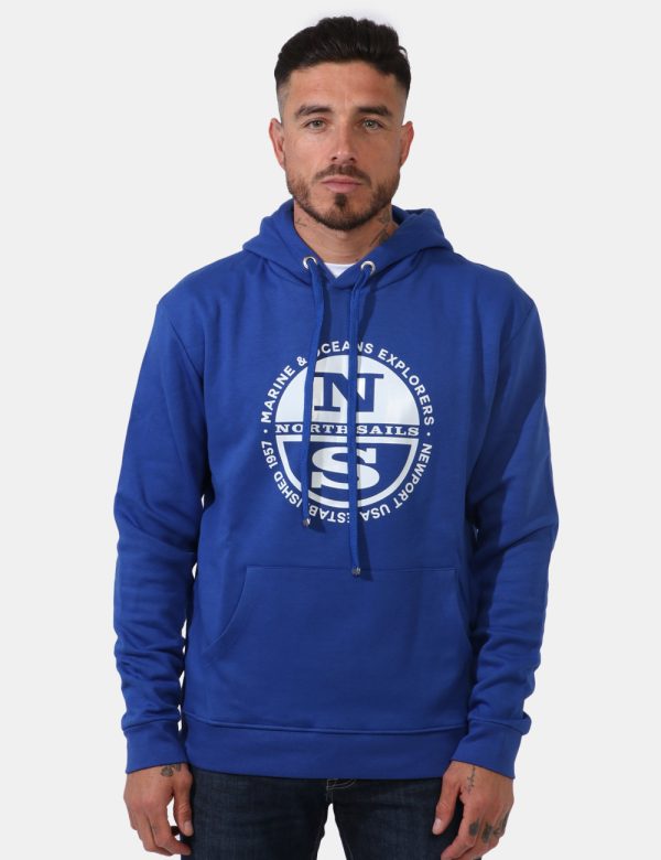 Felpa North Sails Blu - Felpa con cappuccio e polsini su base blu elettrico con stampa logo brand bianco. Presente tascone a