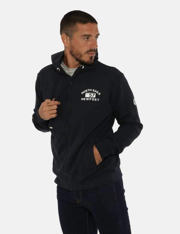 Felpa North Sails cappuccio blu - COMPOSIZIONE E VESTIBILITÀ:80% cotone 20% poliestereIl modello è alto 178 cm e indossa la