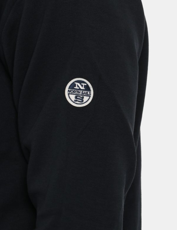 Felpa North Sails cappuccio blu - COMPOSIZIONE E VESTIBILITÀ:80% cotone 20% poliestereIl modello è alto 178 cm e indossa la