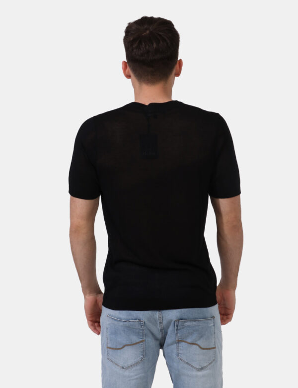 Maglia Goha Nero - Maglia a maniche corte, tessuto leggero e lavorato in total nero. Presente girocollo classico. La vestibi