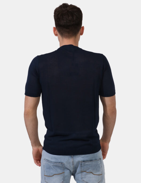 Maglia Goha Blu - Maglia a maniche corte, tessuto leggero e lavorato in total blu navy. Presente girocollo classico. La vest