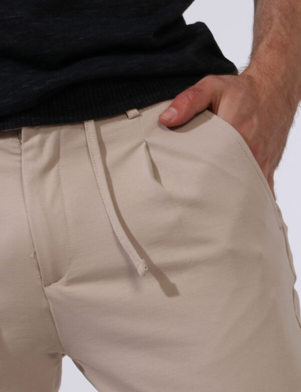 Pantaloni Goha Beige - Pantaloni leggeri in total beige. Presenti tasche a taglio trasversale sul fronte e tasche a taglio