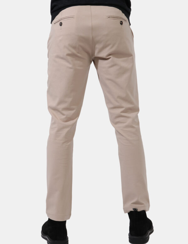 Pantaloni Goha Beige - Pantaloni leggeri in total beige. Presenti tasche a taglio trasversale sul fronte e tasche a taglio