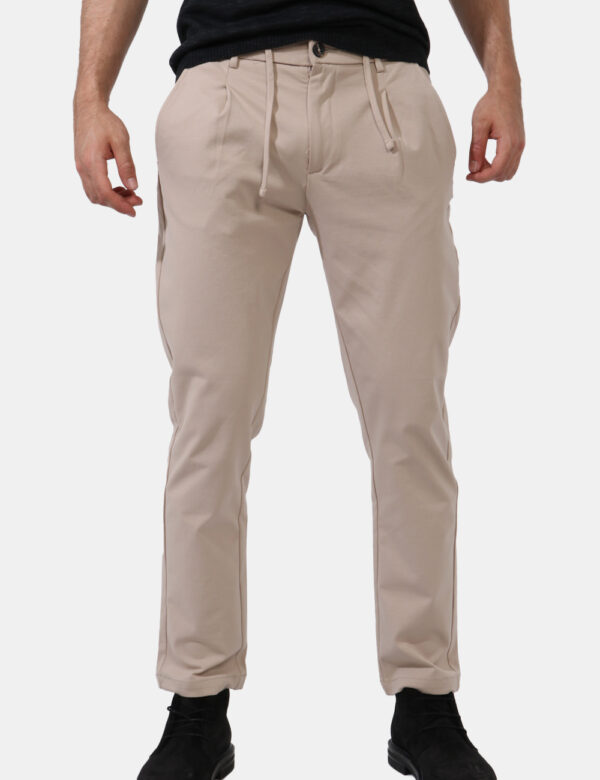Pantaloni Goha Beige - Pantaloni leggeri in total beige. Presenti tasche a taglio trasversale sul fronte e tasche a taglio