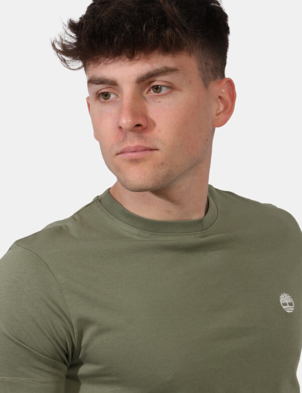 T-shirt Timberland Verde - T-shirt in total verde militare con patch logo brand bianco ad altezza cuore. La vestibilità è mo