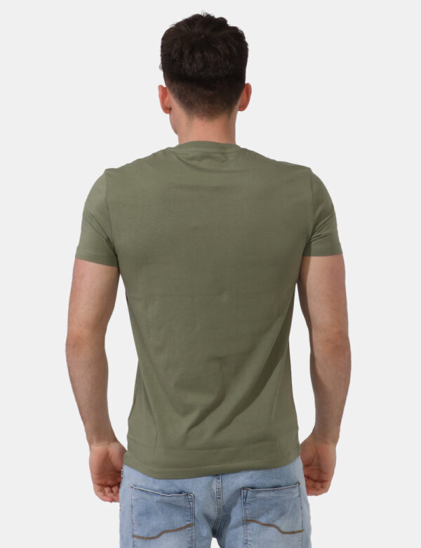 T-shirt Timberland Verde - T-shirt in total verde militare con patch logo brand bianco ad altezza cuore. La vestibilità è mo