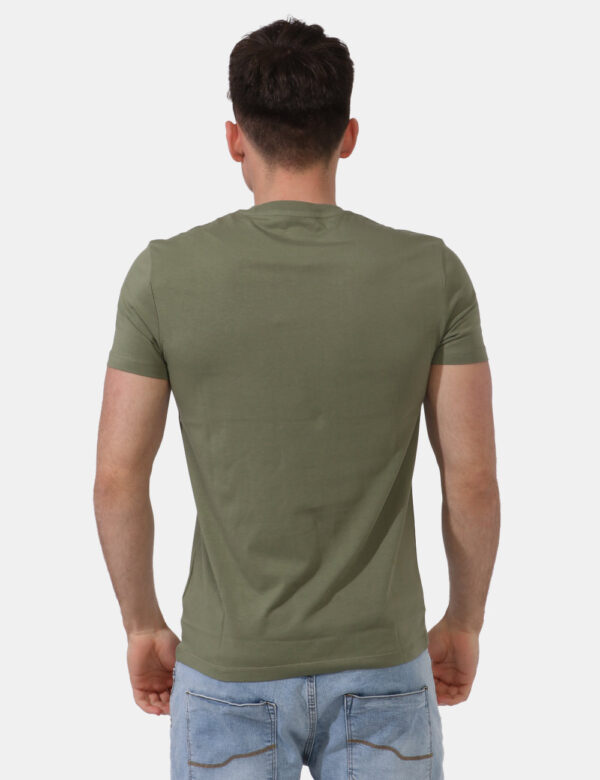 T-shirt Timberland Verde - T-shirt in total verde militare con patch logo brand bianco ad altezza cuore. La vestibilità è mo