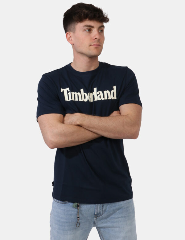 T-shirt Timberland Blu - T-shirt in total blu navy con stampa centrale logo brand bianco. La vestibilità è morbida e regolar