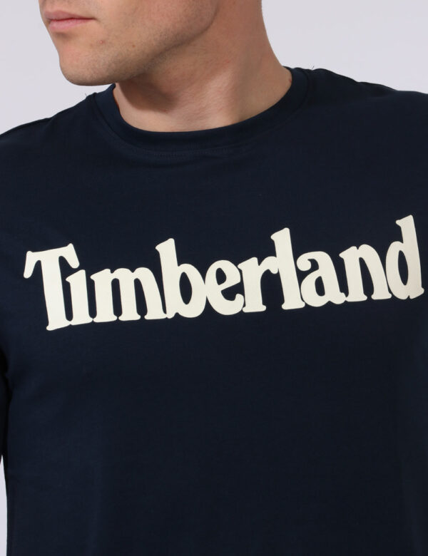 T-shirt Timberland Blu - T-shirt in total blu navy con stampa centrale logo brand bianco. La vestibilità è morbida e regolar