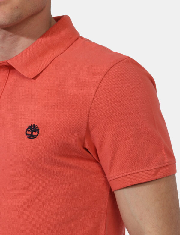 Polo Timberland Arancione - Polo in total arancione lavorato con patch logo brand nero ad altezza cuore. Presente colletto a