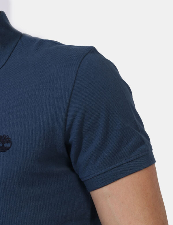 Polo Timberland Blu - Polo in total blu denim lavorato con patch logo brand nero ad altezza cuore. Presente colletto alla pe