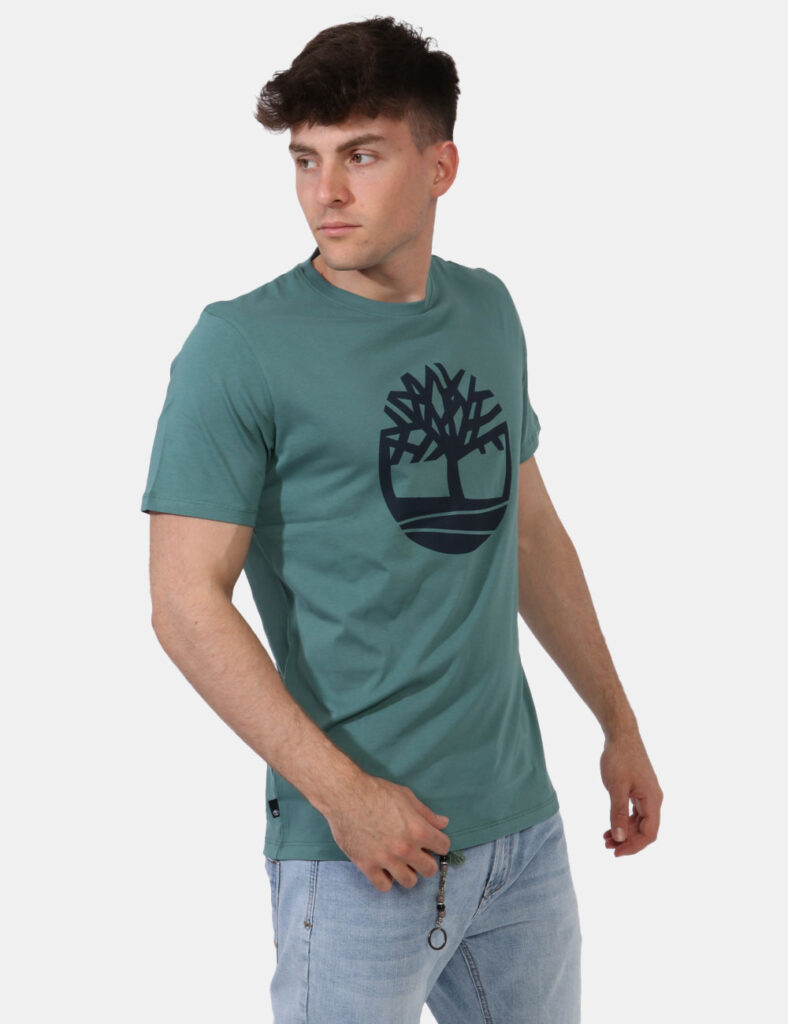 T-shirt Timberland Verde - T-shirt in total verde con stampa centrale logo brand nero. La vestibilità è morbida e regolare.