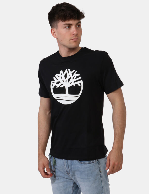 T-shirt Timberland Nero - T-shirt in total nero con stampa centrale logo brand bianco. La vestibilità è morbida e regolare.