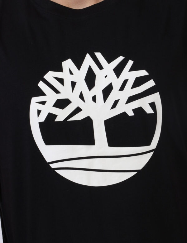 T-shirt Timberland Nero - T-shirt in total nero con stampa centrale logo brand bianco. La vestibilità è morbida e regolare.