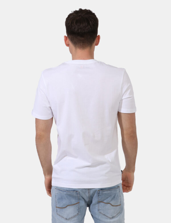 T-shirt Timberland Bianco - T-shirt in total bianco con stampa centrale logo brand blu navy. La vestibilità è morbida e rego