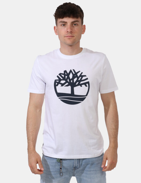 T-shirt Timberland Bianco - T-shirt in total bianco con stampa centrale logo brand blu navy. La vestibilità è morbida e rego