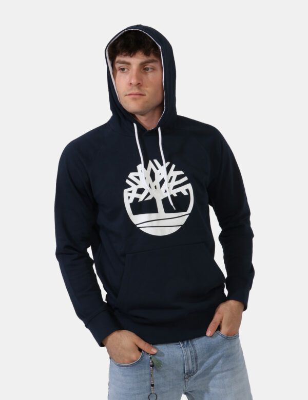 Felpa Timberland Blu - Felpa con cappuccio e polsini su base blu navy con stampa logo brand bianco. Presenti tascone a cangu