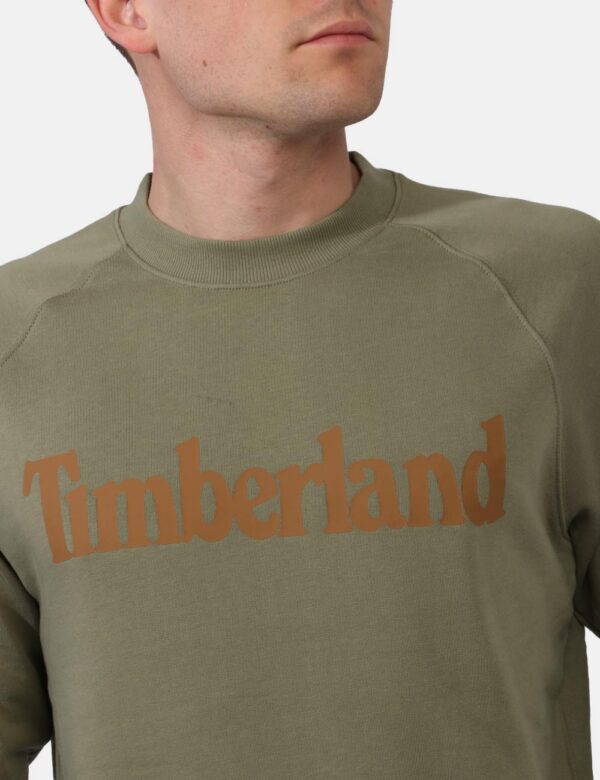 Felpa Timberland Verde - Felpa su sfondo verde militare con stampa centrale logo brand arancione. La vestibilità è morbida e