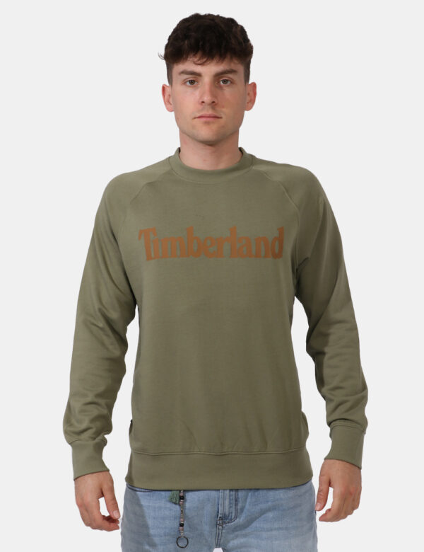Felpa Timberland Verde - Felpa su sfondo verde militare con stampa centrale logo brand arancione. La vestibilità è morbida e