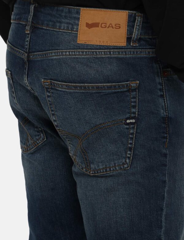 Jeans Gas blu denim - COMPOSIZIONE E VESTIBILITÀ:99% cotone 1% elastaneIl modello è alto 178 cm e indossa la taglia 32 US co