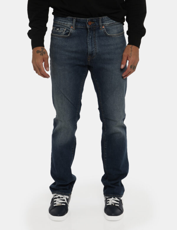 Jeans Gas blu denim - COMPOSIZIONE E VESTIBILITÀ:99% cotone 1% elastaneIl modello è alto 178 cm e indossa la taglia 32 US co