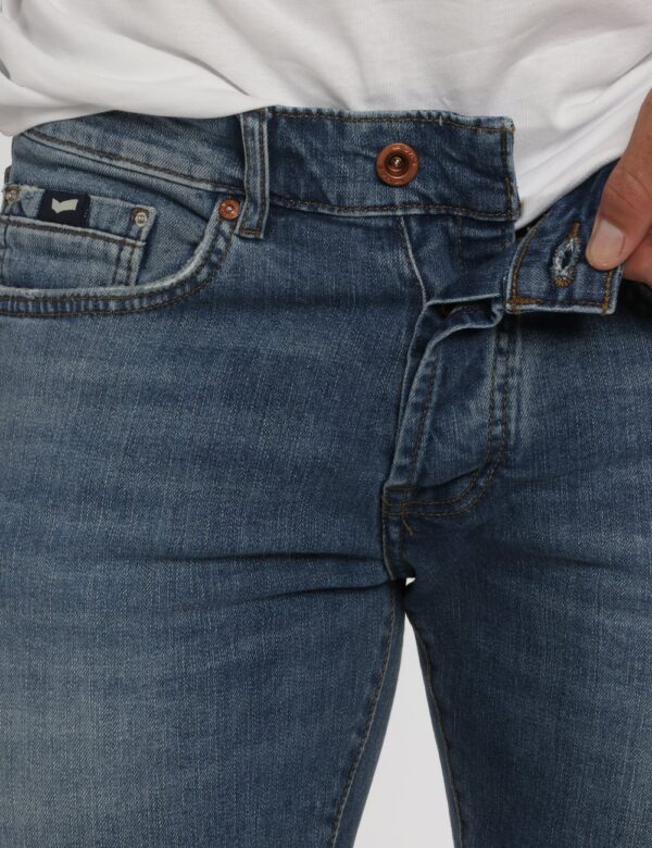 Jeans Gas blu denim - COMPOSIZIONE E VESTIBILITÀ:99% cotone 1% elastaneIl modello è alto 178 cm e indossa la taglia 32 US co