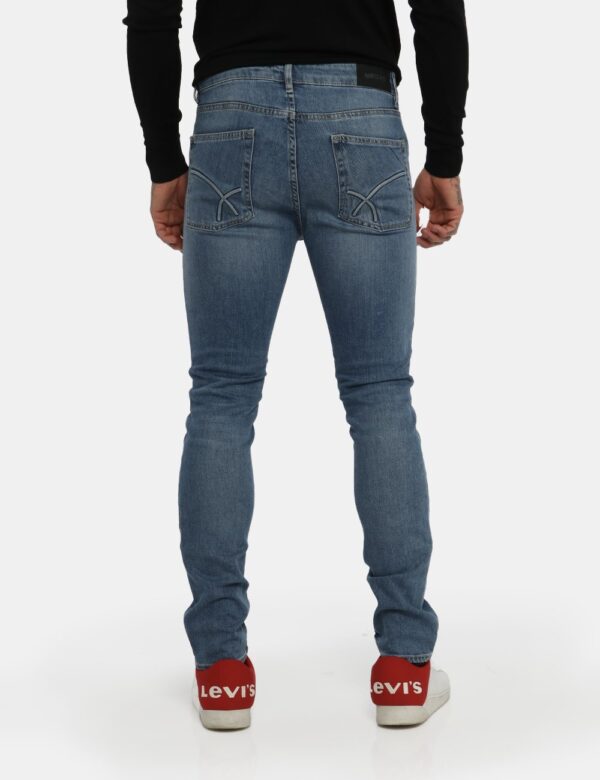 Jeans Gas blu denim - COMPOSIZIONE E VESTIBILITÀ:95% cotone 5% poliestere 2% elastaneIl modello è alto 178 cm e indossa la t