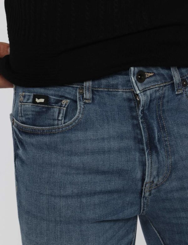 Jeans Gas blu denim - COMPOSIZIONE E VESTIBILITÀ:95% cotone 5% poliestere 2% elastaneIl modello è alto 178 cm e indossa la t