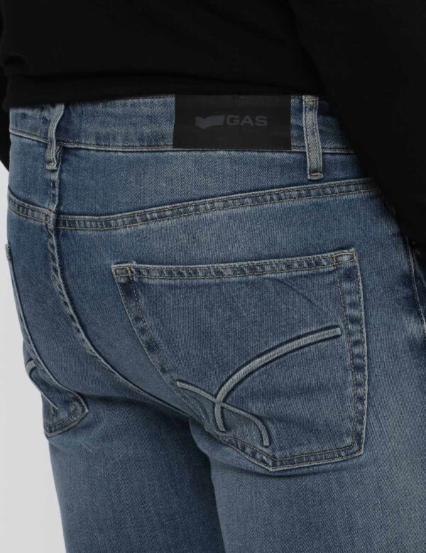 Jeans Gas blu denim - COMPOSIZIONE E VESTIBILITÀ:95% cotone 5% poliestere 2% elastaneIl modello è alto 178 cm e indossa la t