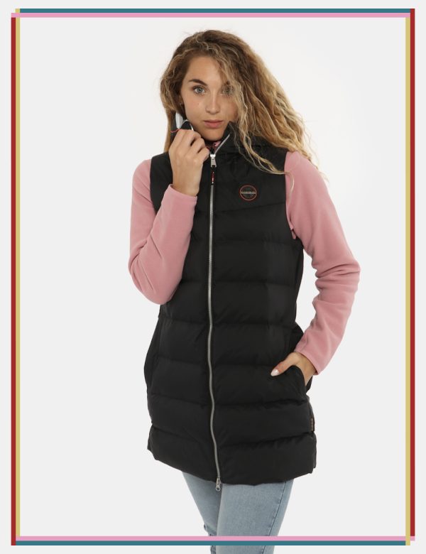 Gilet Napapijri nero - COMPOSIZIONE E VESTIBILITÀ:100% poliestereLa modella è alta 170 cm e indossa la taglia S. La vestibil