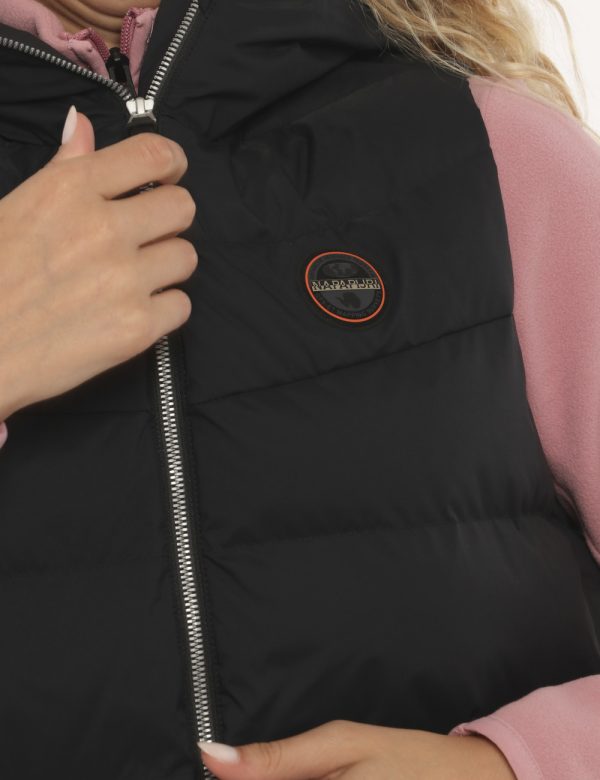 Gilet Napapijri nero - COMPOSIZIONE E VESTIBILITÀ:100% poliestereLa modella è alta 170 cm e indossa la taglia S. La vestibil