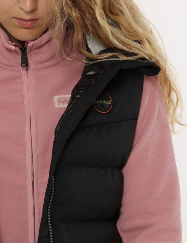 Gilet Napapijri nero - COMPOSIZIONE E VESTIBILITÀ:100% poliestereLa modella è alta 170 cm e indossa la taglia S. La vestibil