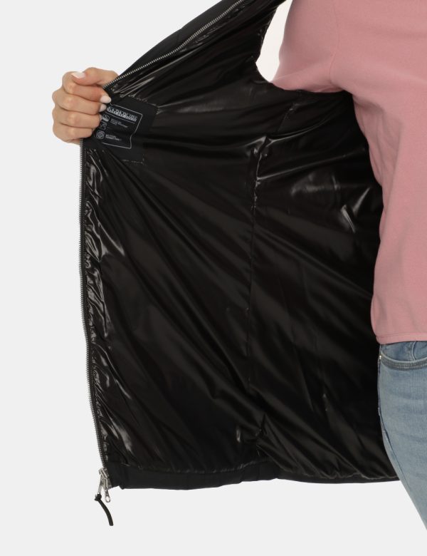 Gilet Napapijri nero - COMPOSIZIONE E VESTIBILITÀ:100% poliestereLa modella è alta 170 cm e indossa la taglia S. La vestibil