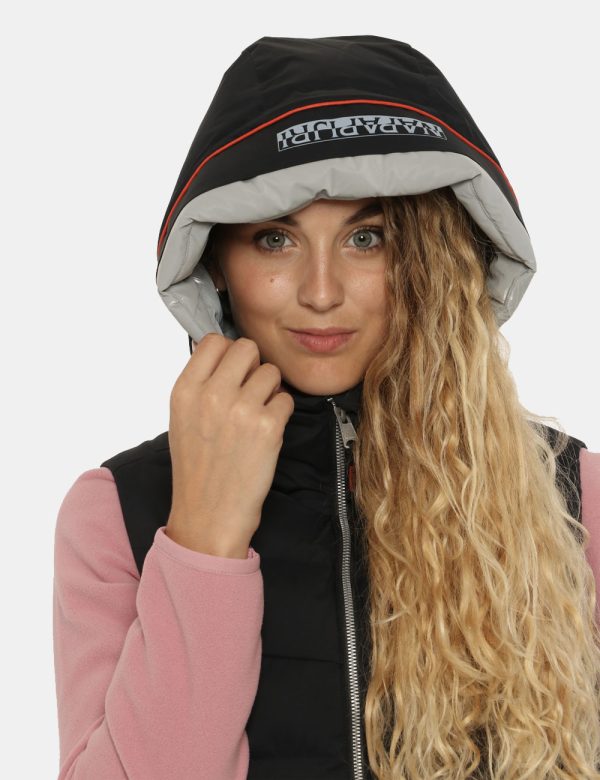 Gilet Napapijri nero - COMPOSIZIONE E VESTIBILITÀ:100% poliestereLa modella è alta 170 cm e indossa la taglia S. La vestibil