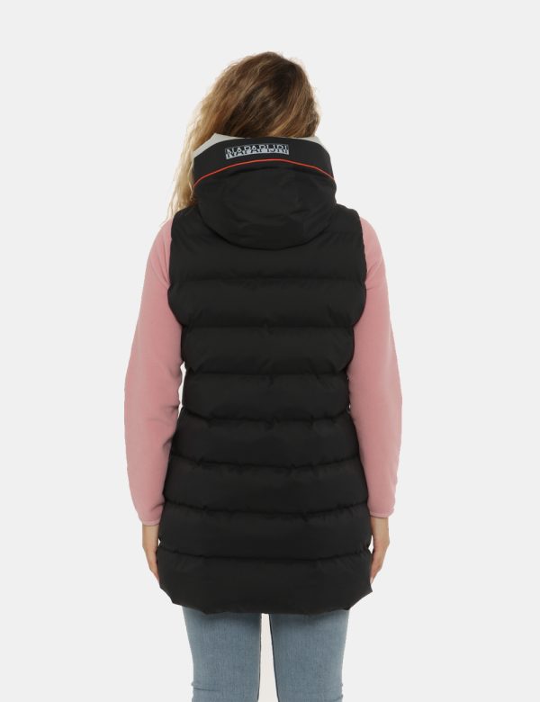 Gilet Napapijri nero - COMPOSIZIONE E VESTIBILITÀ:100% poliestereLa modella è alta 170 cm e indossa la taglia S. La vestibil