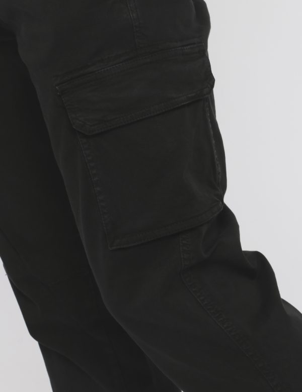 Jeans Gas nero - COMPOSIZIONE E VESTIBILITÀ:97% cotone 3% elastaneIl modello è alto 178 cm e indossa la taglia 32 US corrisp
