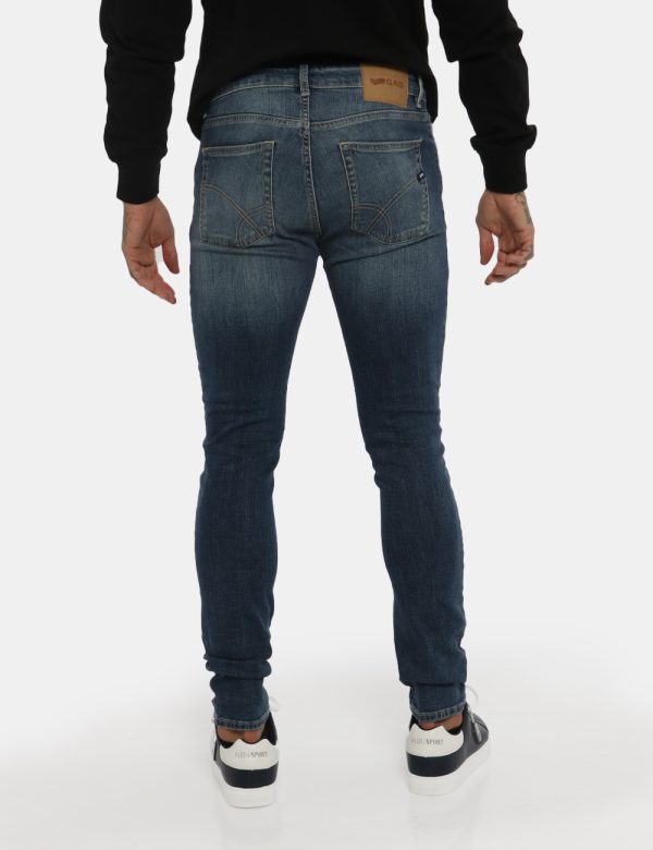 Jeans Gas nero - COMPOSIZIONE E VESTIBILITÀ:88% cotone 10% poliestere 2% elastaneIl modello è alto 178 cm e indossa la tagli
