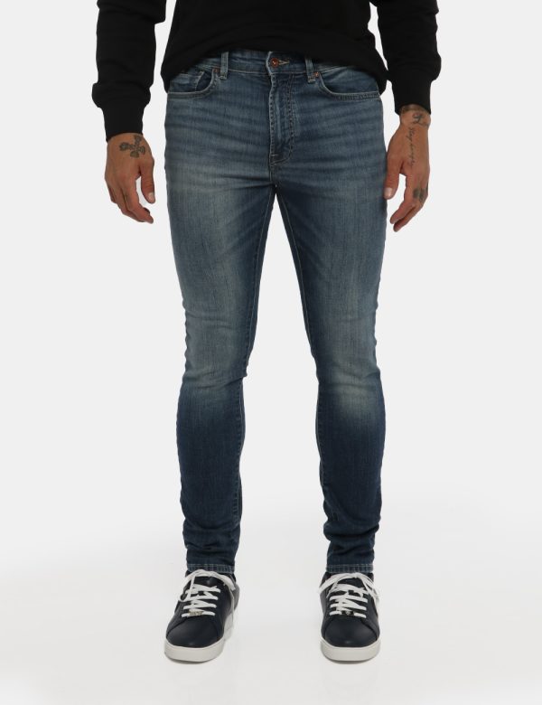 Jeans Gas nero - COMPOSIZIONE E VESTIBILITÀ:88% cotone 10% poliestere 2% elastaneIl modello è alto 178 cm e indossa la tagli