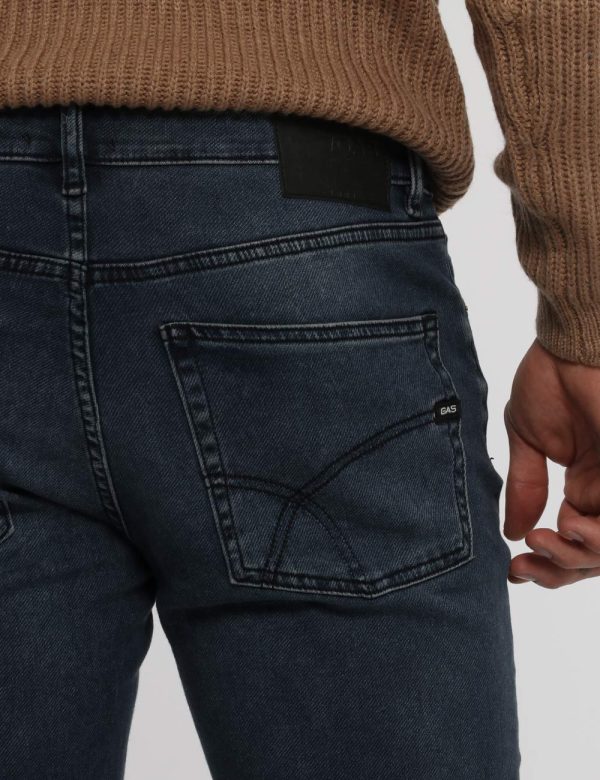 Jeans Gas blu denim - COMPOSIZIONE E VESTIBILITÀ:98% cotone 2% elastaneIl modello è alto 178 cm e indossa la taglia 32 US co